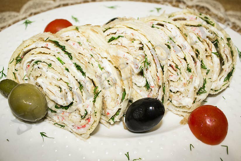 Рулет из лаваша с творожным сыром и крабовыми палочками - рецепт пошаговый с фото Рулет из лаваша с творожным сыром и крабовыми палочками