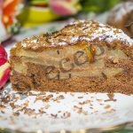 Шоколадная шарлотка с яблоками в мультиварке