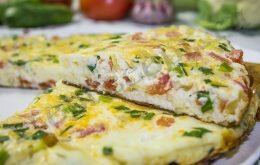 Овощной омлет с кабачками и помидорами на сковороде