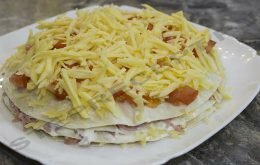 Пицца из лаваша в микроволновке – завтрак за 3 минуты