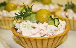 тарталетки с крабовыми палочками