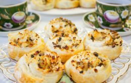 рулетики из слоеного теста