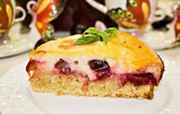 пирог со сливами в сметанной заливке