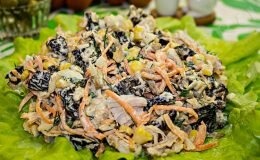 салат с черносливом грибами и грецкими орехами