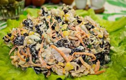 салат с черносливом грибами и грецкими орехами