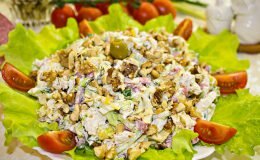 салат из пекинской капусты с копченой колбасой