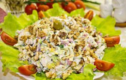 салат из пекинской капусты с копченой колбасой