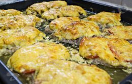 мясо по французски с сыром и грибами