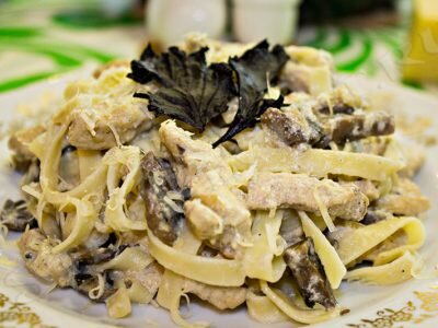 макароны с курицей и грибами
