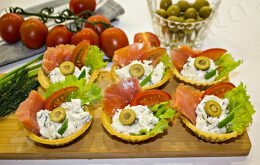 закуска с красной рыбой в тарталетках