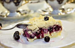 пирог с творогом и черникой