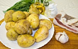 картошка в фольге на углях с салом