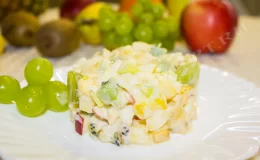 легкий фруктовый салат,