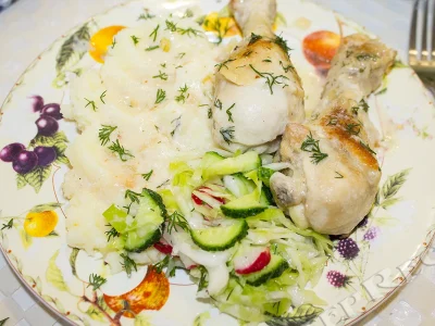 куриная голень в сметанном соусе с чесноком в сковороде