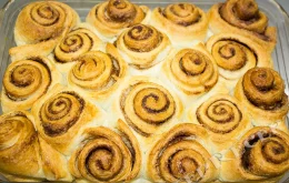 булочки из слоеного теста с корицей и сахаром