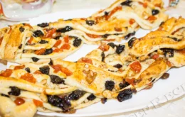 выпечка с курагой и черносливом и орехами