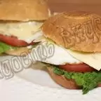 yaichnica-v-bulochke-na-zavtrak-ili-gamburger-po-domashnemu